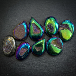 MAHNAJ GEMS Gemas Naturales de Titanio Aura Arcoíris Druzy Cabujón al por Mayor 10-20mm Iridiscentes para Envoltura de Alambre y Fabricación de Joyas - Product Image 1