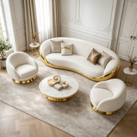 Canapé incurvé en tissu texturé crème avec base ondulée en fibre de verre dorée et fauteuils ronds assortis pour une décoration de style palais