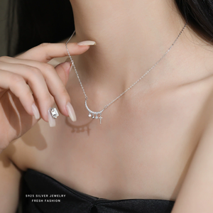 Collar de moissanita de Luna y Cruz Diseño delicado plateado - Product Image 4