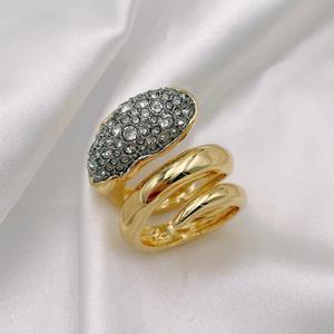 Anello Avvolgente Moderno Placcato Oro 18K per Donne, Anello a Fascia Larga Incrociata Bicolore con Cristalli, Gioiello Minimalista alla Moda - Product Image 5