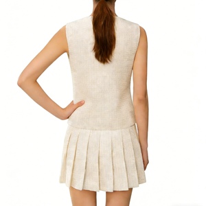 ชุดเซ็ต 2 ชิ้นสำหรับผู้หญิง - เสื้อกั๊กแขนกุดติดกระดุมด้านหน้าและกระโปรงมินิสั้นจีบ แฟชั่น - Product Image 4