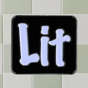 Vendita calda all'ingrosso spille distintivo creativo personalizzato personalizzato illuminato morbido smalto lettera nuovo nero & bianco metallo artigianato - Product Image 1