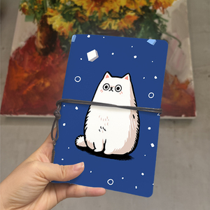 Cuaderno A6 con colgante decorativo Regalo de incorporación perfecto para nuevos empleados para darles la bienvenida con gato blanco Fondo azul Sha - Product Image 1