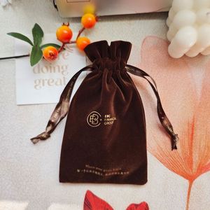 Vente en gros de pochettes en velours imprimées personnalisées de haute qualité avec cordon de serrage pour l'emballage de chocolat, de cosmétiques, de bijoux, de sacs cadeaux, écologiques - Product Image 3