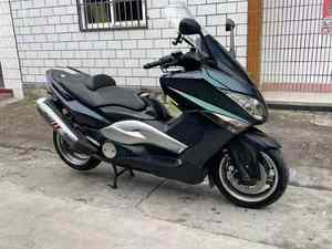 ยามาฮ่า ทีแม็กซ์500 พรีเมียม แม็กซี่สกู๊ตเตอร์ ระบายความร้อนด้วยน้ำ ระบบเครื่องยนต์สองสูบเรียง ผลิตในญี่ปุ่น เหมาะสำหรับการเดินทางไกลและการเดินทางประจำวัน - Product Image 5