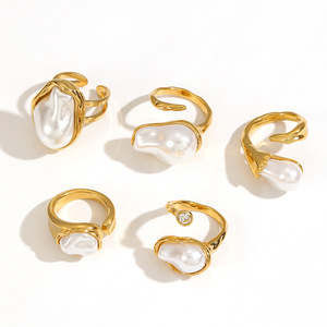 Anillo de Perlas con Abertura Geométrica Irregular, Estilo Moderno y Lujoso, Acero Inoxidable con Baño de Oro de 18K, Joyería para Mujer - Product Image 3