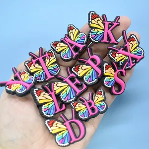 2024 Charme de borboleta com letras de tamanco, acessórios de decoração de sapatos por atacado, amuletos de sapatos personalizados