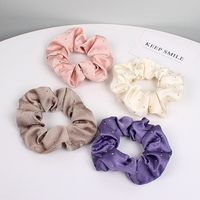 Heiß begehrte Diamant-Haargummis: Einfarbige Scrunchies für Damen – Haarschmuck im Trend