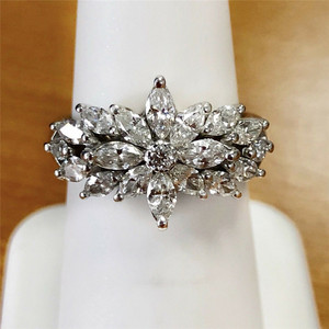 Anello con Design Floreale per Donne, Stile Elegante, Accessorio da Dito per Uso Quotidiano - Product Image 2