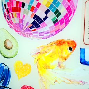 Dịch vụ in UV bán nóng trên Acrylic: Mô hình đầy màu sắc và chiết trung với chai nước uống, bóng sàn nhảy và biểu tượng trái tim - Product Image 3