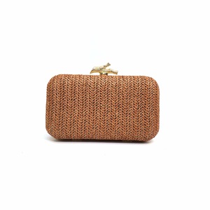 Pochette de soirée élégante et luxueuse en paille naturelle avec fermoir en forme de brindille pour femme, idéale pour les occasions formelles - Product Image 1