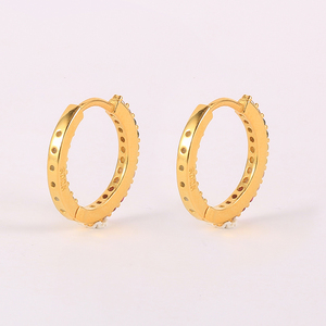 ROXI - Pendientes de Aro Huggie de Plata de Ley 925 con Baño de Oro de 18K y Circonita Cúbica Arcoíris de 10 mm - Product Image 3