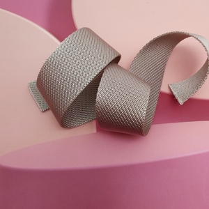 Les fabricants produisent des rubans plats non élastiques rayés de haute qualité pour la couture à la main, les artisanats et les vêtements, les sacs, les chaussures, le ruban adhésif - Product Image 2