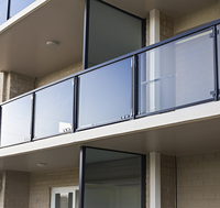Balustrades et Garde-corps en Verre Trempé Sans Cadre Résistants à l'Eau pour Balcon de Villa, Terrasse et Hôtel – Garantie 5+ Ans