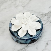 Diffuseur d'huiles essentielles en céramique naturelle pour la décoration de la maison, avec fleur faite à la main