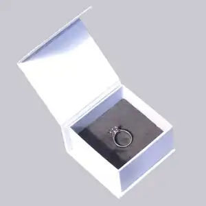 定制纸板白色磁性首饰包装盒与标志