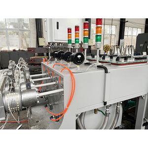 Ligne <span class=keywords><strong>de</strong></span> production <span class=keywords><strong>de</strong></span> tuyaux <span class=keywords><strong>de</strong></span> drainage en PVC à quatre brins <span class=keywords><strong>de</strong></span> haute qualité, <span class=keywords><strong>automatique</strong></span>, 16-32 mm, avec pompe et moteur - Product Image 3