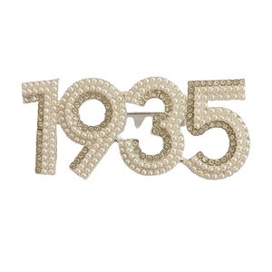 Broche dorée numéro 1935 avec strass, design en alliage, élégante, accessoire de revers pour costume, idéale pour les fêtes, mariages, décoration et cadeaux - Product Image 1