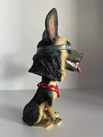 2024 Offre Spéciale mignon support assis lunettes de soleil chien Bobble tête résine artisanat maison bureau voiture bureau décoration Figurine cadeau