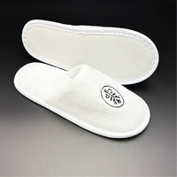Chaussons d'hôtel jetables en polaire corail à bout fermé, doux et luxueux, avec broderie de logo personnalisé, semelle EVA, tailles adulte et enfant