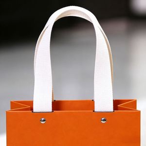 Bolsa de Papel Naranja Personalizada, Reciclable y Plegable para Compras, con Asas de Algodón y Detalles de Remache - Product Image 2