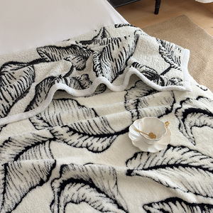 Grosir Selimut Set Tempat Tidur Ukuran Queen Motif Hitam Hangat dari Tafu Velvet Home Textiles - Product Image 3