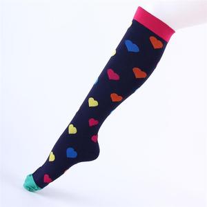Chaussettes de sport de compression unisexes en gros, personnalisées, confortables, pour jeunes, noires, en spandex/<span class=keywords><strong>nylon</strong></span>/coton - Product Image 4