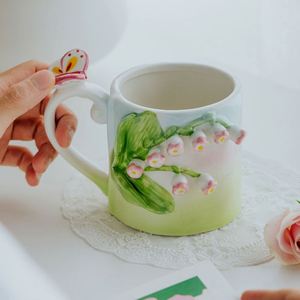 Tasse en céramique 3D peinte à la main avec des lys de la vallée et des tulipes, fleurs créatives en relief irrégulières façonnées à la main - Product Image 3