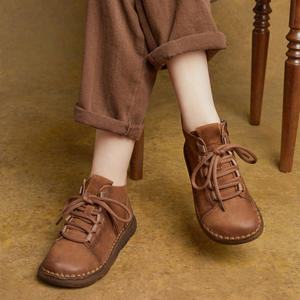 รองเท้าบูทหุ้มข้อหนังแท้สไตล์เรโทรใหม่สำหรับฤดูใบไม้ร่วงและฤดูหนาว ส้นแบน ปิดหัวรองเท้า ผูกเชือก พื้นนุ่ม ใส่สบาย - Product Image 2