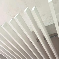Plafond 2400*20mm en tissu de fibre de verre absorbant acoustiquement pour la décoration des plafonds, installation directe sur suspension verticale en ciment