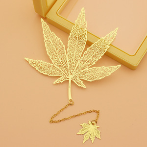 Marque-page en métal ajouré, plaqué or, motif feuille d'érable avec pendentif, cadeau souvenir vintage pour <span class=keywords><strong>les</strong></span> amateurs de livres - Product Image 3