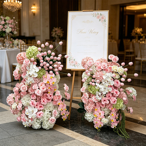 Adorno Floral Romántico en Tono Rosa Pálido para Entrada de Boda en Granja o Jardín - Product Image 2