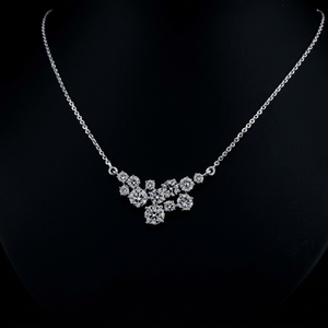 Collier en or blanc 14 carats avec cluster de diamants de laboratoire 3,5 carats, certifié IGI, couleur E, taille brillant rond, pendentif floral - Product Image 1