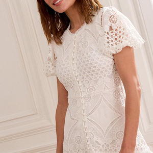 Robe mini élégante blanche à col rond, volants et boutons, en dentelle, design OEM, 100% coton, sur mesure pour femmes - Product Image 5