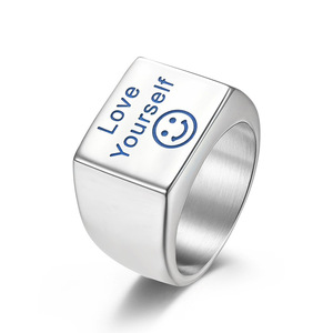 Anillo de acero de titanio con cara sonriente azul que brilla en la oscuridad, simple, único, versátil, con la frase en inglés "Love Yourself", moderno y a la moda. - Product Image 5
