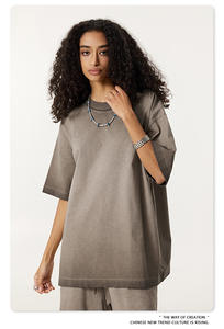 เสื้อยืดแขนสั้นผ้าฝ้ายทรงโอเวอร์ไซส์ปักโลโก้ตามสั่ง พร้อมแผ่นผ้าตกแต่งที่ไหล่ ลายบาติกฟอกสีแบบทำเก่า สำหรับผู้ชาย - Product Image 4