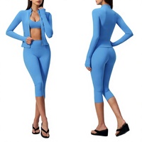 Ensemble 2 pièces décontracté et sportif rose pour femme, sans bretelles, avec haut sans manches zippé et leggings courts taille haute en polyester tricoté à motif rayé
