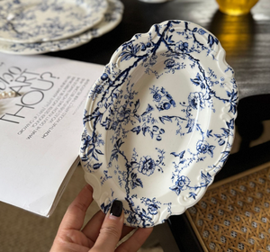 Assiettes en porcelaine émaillée bleu et blanc de style français classique moderne, série de vaisselle écologique à pied avec dentelle en relief, vente en gros - Product Image 6