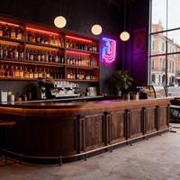Comptoir de bar en bois massif de style médiéval pour les cafés, les restaurants BBQ, les caisses, les magasins de vêtements, les bureaux d'accueil - Sur mesure