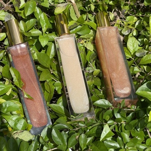 น้ำมันบำรุงผิวกายกลิ่นดอกไม้ MLM 100 มล. บรรจุขวดทรงกระบอก ฝาสีทอง ให้ประกายเปล่งปลั่ง ชุ่มชื้น บำรุงผิว รับผลิตแบบ OEM ODM น้ำมันบำรุงผิวแบบมีสี น้ำมันบำรุงผิวแบบมีกลิ่นหอม - Product Image 1