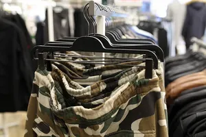 Kleiderbügel Fabrik Kunststoff clips Kleiderbügel Männer Hosen Display Kleiderbügel für Hosen mit Metall haken