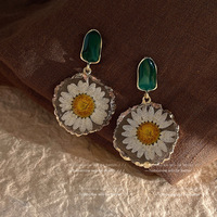 Anting-anting menjuntai buatan tangan unik anting-anting bunga kering Resin bunga aster bunga hias