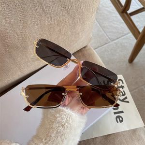 Nouvelles Lunettes de Soleil Métalliques Rectangulaires 2026 pour Femmes – Montures Tendance Petites Carrées – Verres Populaires pour Dames – Vente en Gros - Product Image 1