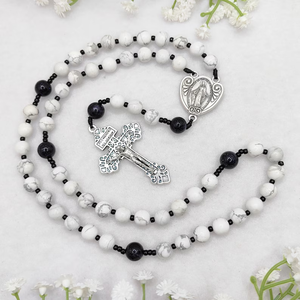 Rosario de una Década Completa con Medalla Milagrosa de Howlite Blanca de 8mm y Piedra Arenisca Azul, con Crucifijo del Perdón - Product Image 1