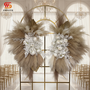 พรมดอกไม้ประดิษฐ์ LEDA แบบนุ่ม สีขาว ดอกโบตั๋น น้ำตาลอ่อน ประดับตกแต่งผนังฉากหลังงานแต่งงานอย่างหรูหรา - Product Image 1