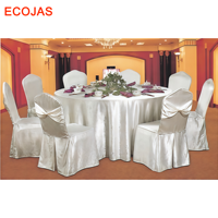 Ensemble de chaises de banquet recouvertes de tissu blanc et de tables rondes pour les projets d'hôtels, de salles de conférence et d'événements