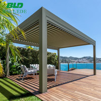 Pergola motorisée en aluminium, système de toiture à lames orientables bioclimatique, imperméable, avec portes coulissantes en verre pour jardin