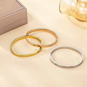 Ventas directas de fábrica Moda 18K Chapado en oro Acero inoxidable diseñador Corazón Cristal Brazalete de diamantes de imitación para mujer Femme - Product Image 5