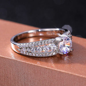 Anello da Donna Traforato con Zirconia Cubica a Grappolo, Stile Proposta, Gioiello di Moda - Product Image 4