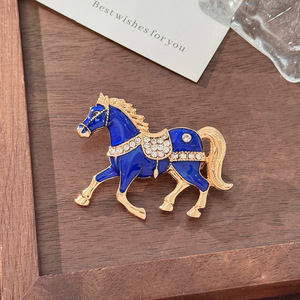 Broche de caballo con diamantes de imitación esmaltados de alta calidad, exquisito broche versátil para trajes y abrigos - Product Image 4